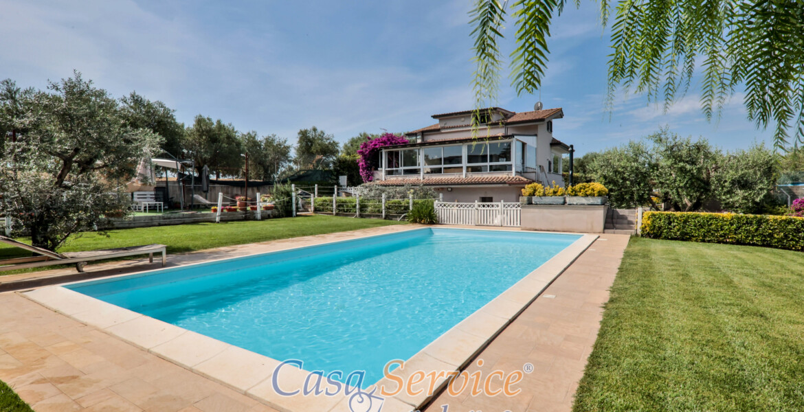 Villa con piscina a Roma in vendita