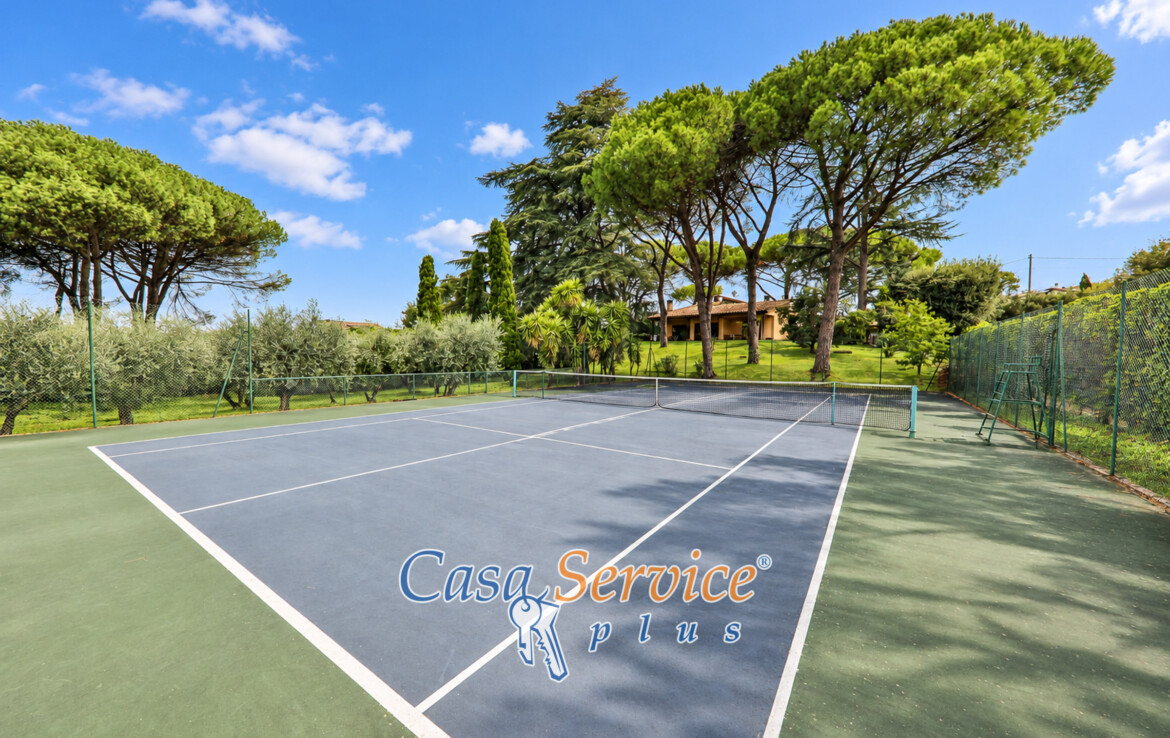 Villa con campo da tennis a Roma